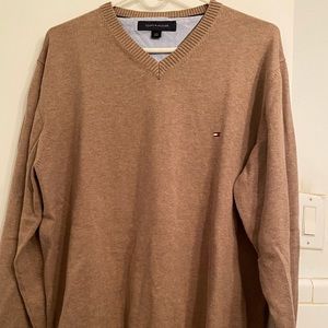 Men’s Tommy Hilfiger tan V neck sweater, New, Lg